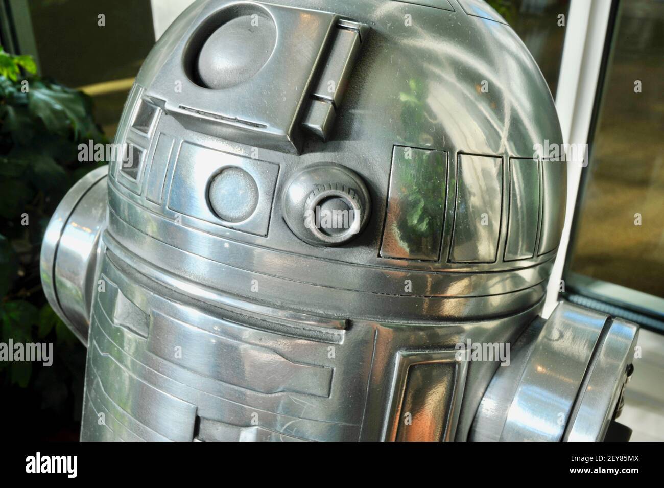 Il famoso personaggio di Star Wars R2D2 droid robot scultura in metallo in mostra nella lobby di Industrial Light & Magic, San Francisco, CA, USA Foto Stock