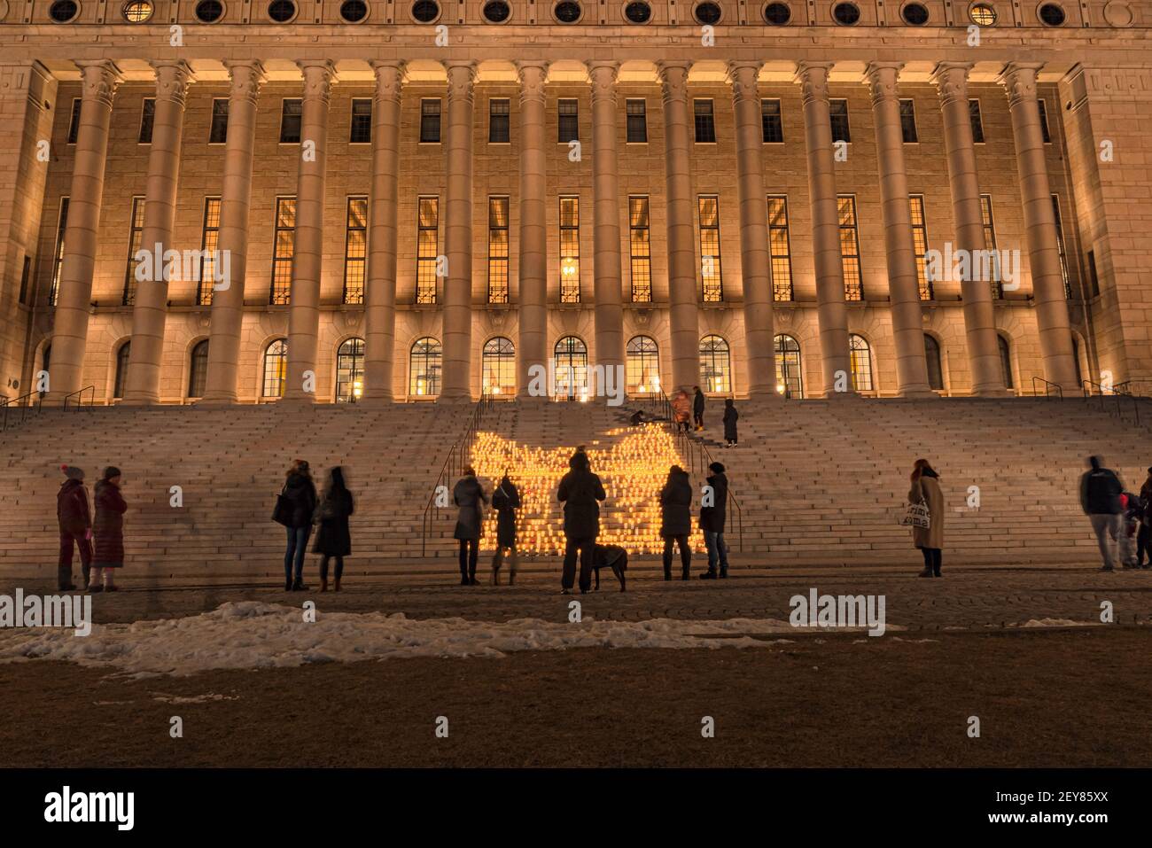 Finlandia, Helsinki. 5 marzo 2021. La gente accende le candele di fronte all'edificio del parlamento. Inoltre, le candele sono state illuminate dappertutto il posto in memoria del Foto Stock