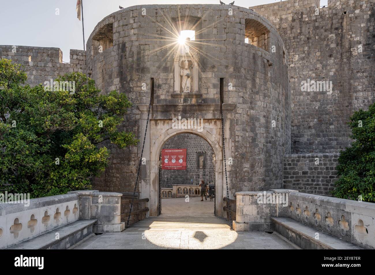 Dubrovnik, Croazia - 23 agosto 2020: Starburst attraverso il cancello vuoto del palo per la città vecchia in estate mattina Foto Stock