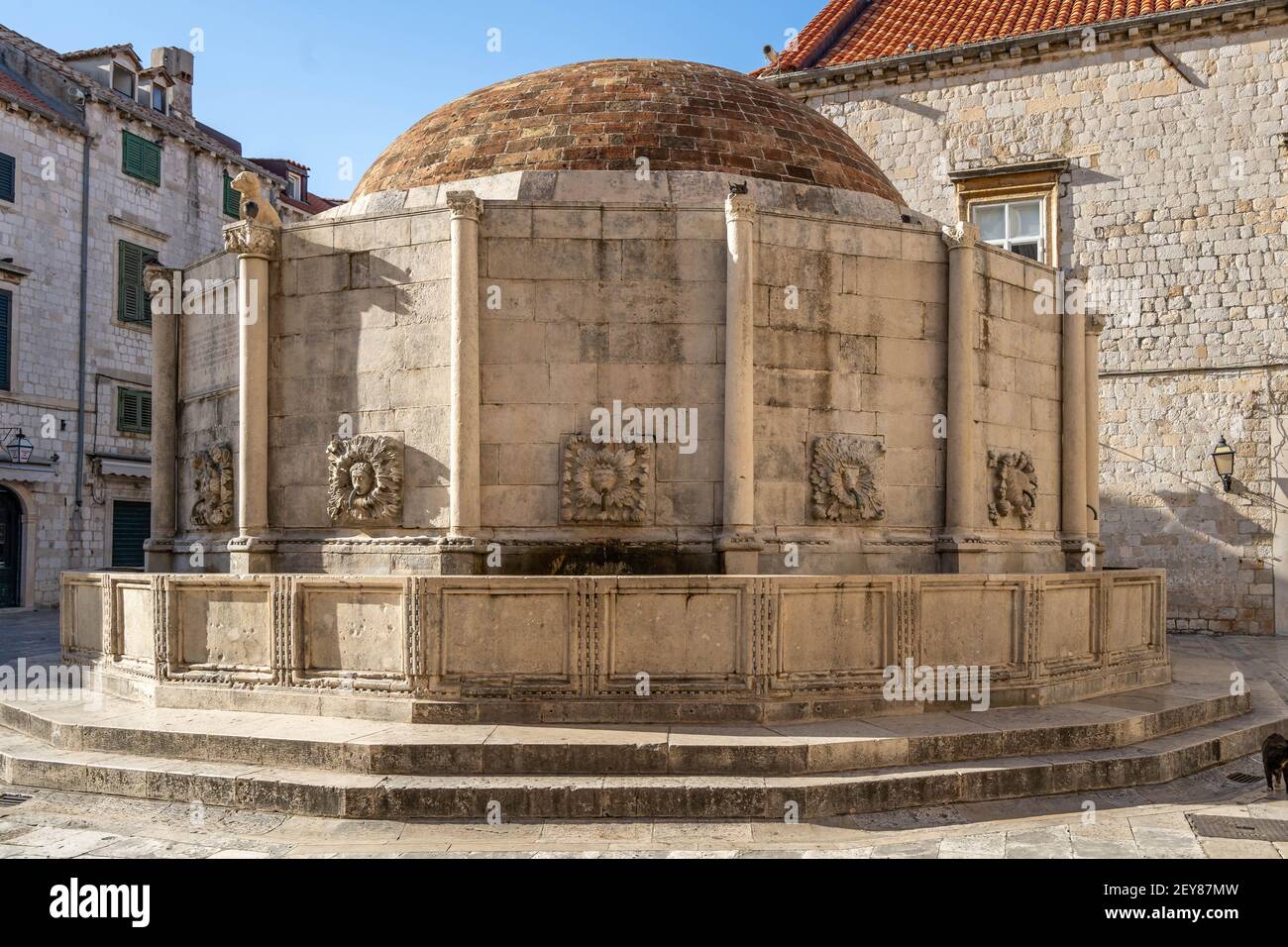 Grande Fontana di Onofrio con maschere intagliate nella città vecchia di Dubrovnik via stradun in Croazia mattina d'estate Foto Stock