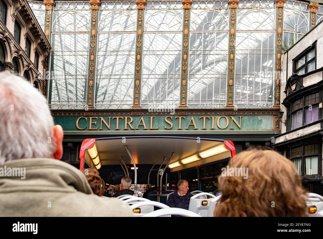 Glasgow City Sightseeing Hop-on Hop-Off autobus scoperto passando sotto l'arco e l'insegna della stazione centrale, Glasgow, Scozia, Regno Unito Foto Stock
