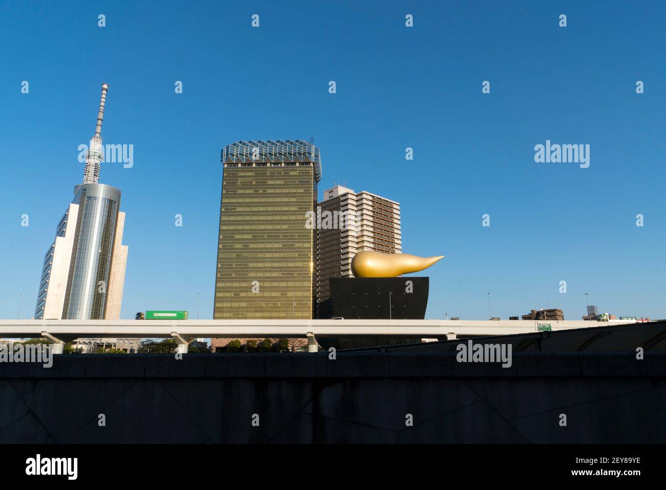 Il Tokyo Skytree si trova dietro la Tokyo Expressway, oltre il fiume Sumida Tokyo. Foto Stock