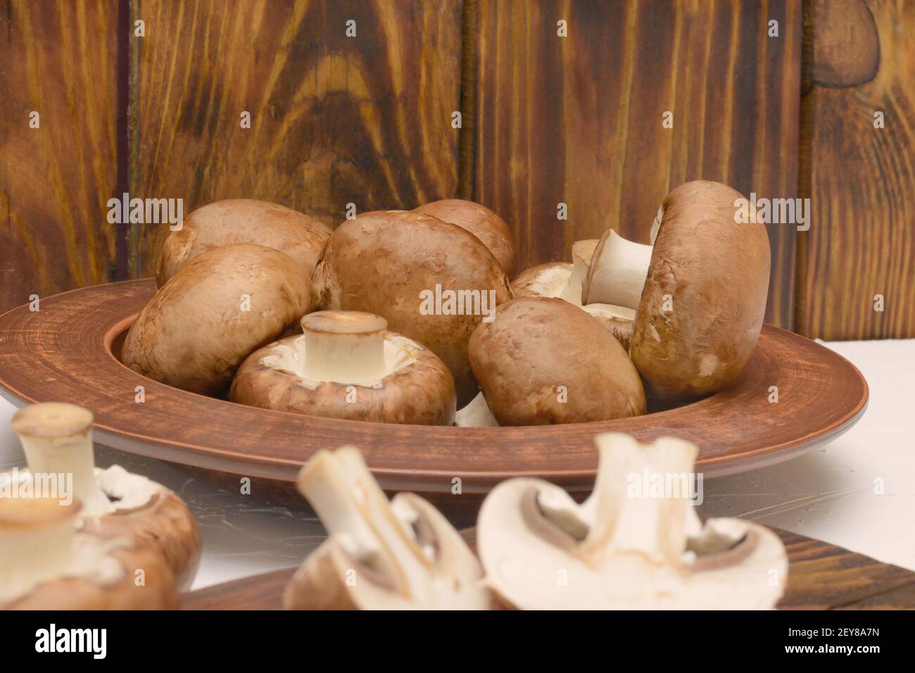Funghi commestibili primo piano, fuoco selettivo. Royal champignons marrone. Foto Stock