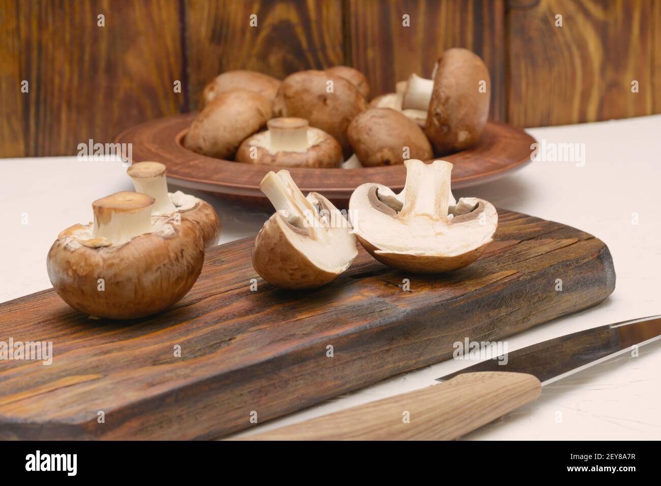 Funghi commestibili di grandi dimensioni. Royal bruno champignons primo piano. Foto Stock