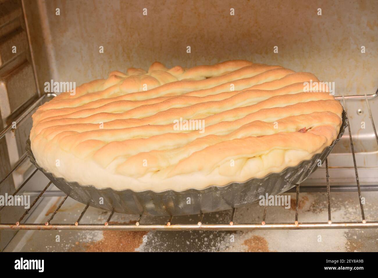 Torta di pasta di lievito fatta in casa cotta nel forno. Cucinare dolci. Primo piano, messa a fuoco selettiva. Foto Stock