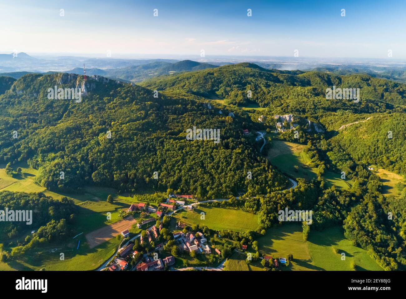 Vista aerea del paesaggio montano di Kalnik, regione di Prigorje della Croazia Foto Stock