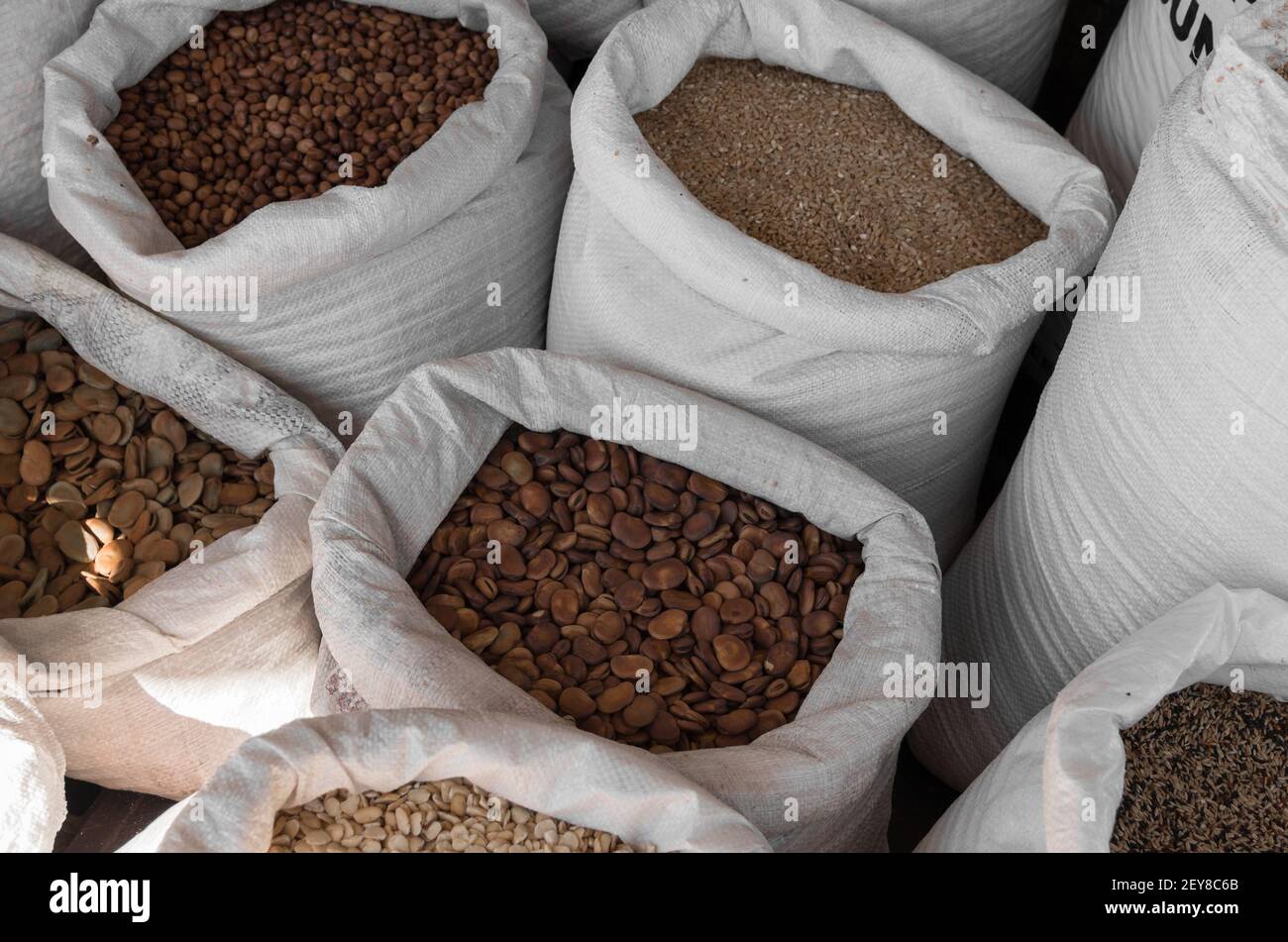 Un colpo ad alto angolo di sacchi di fagioli secchi in un mercato  all'aperto a Gerusalemme, Israele Foto stock - Alamy