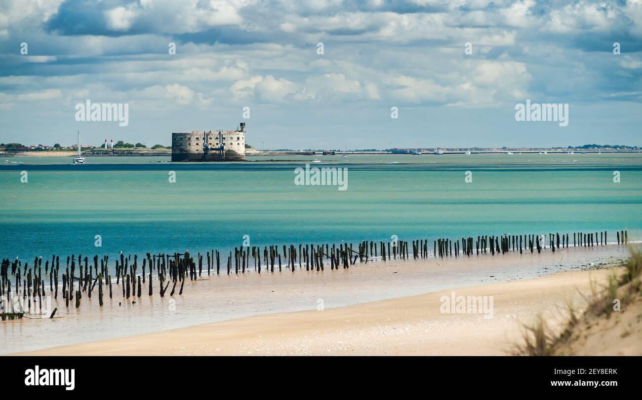 Fort Boyard nell'isola di Oleron durante l'estate con turchese oceano e nuvole panoramiche Foto Stock