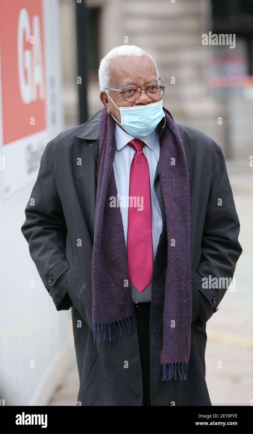 Londra, Inghilterra, Regno Unito. 5 marzo 2021. Il newsreader e giornalista trinidadiano-britannico Sir TREVOR MCDONALD OBE è visto fuori dalla National Gallery. Credit: Tayfun Salci/ZUMA Wire/Alamy Live News Foto Stock