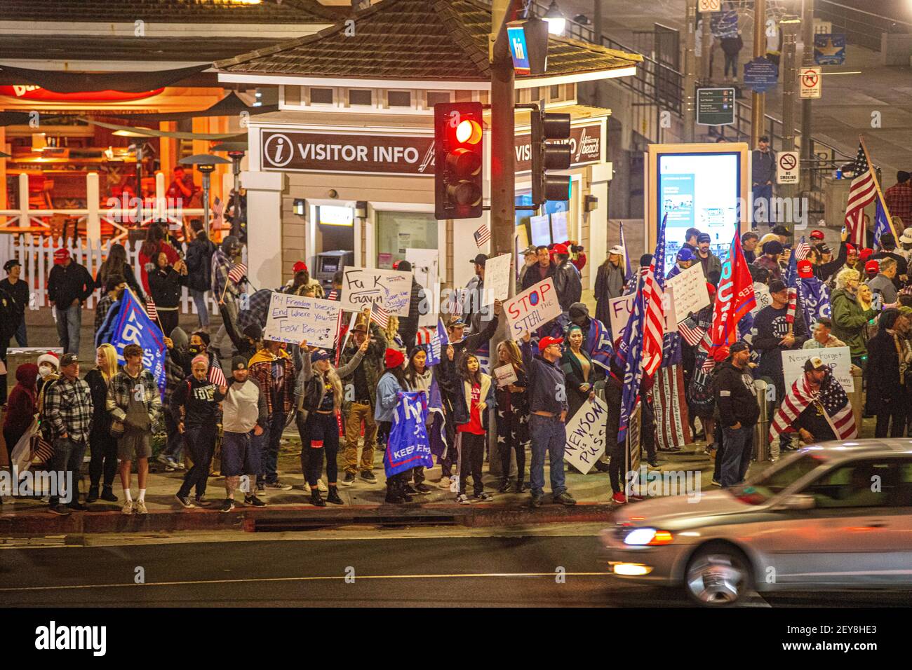 I manifestanti protestano per la perdita delle elezioni di Donald Trump e per le politiche del coronavirus del governatore Gavin Newsom a Huntington Beach, California. Foto Stock