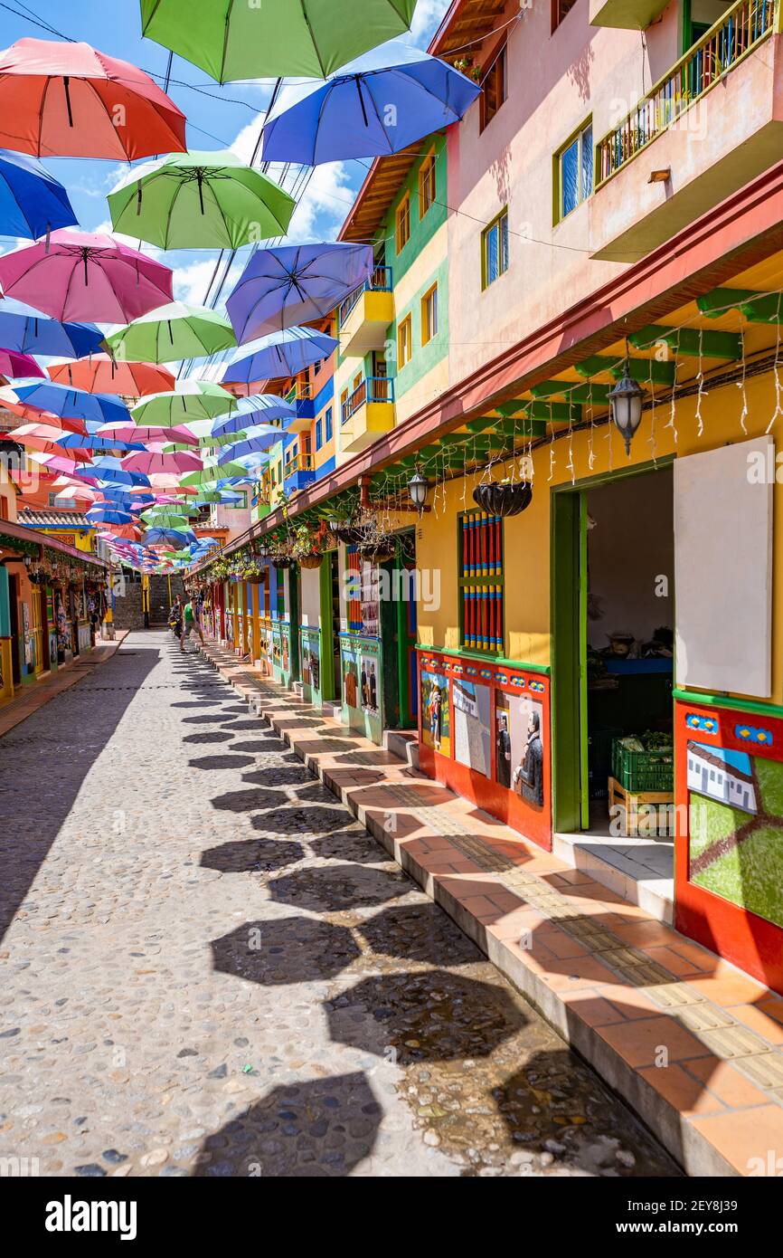 Un vicolo colorato nel bellissimo villaggio di Guatapé, Antioquia, Colombia Foto Stock