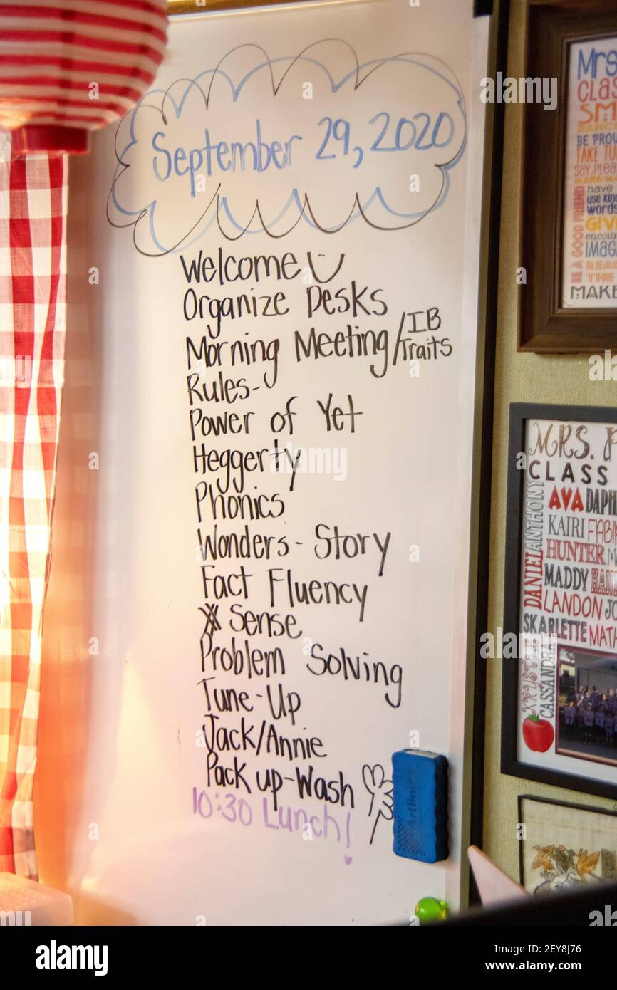 Un elenco delle attività della giornata viene pubblicato in un'aula scolastica elementare della California il primo giorno della scuola. Foto Stock