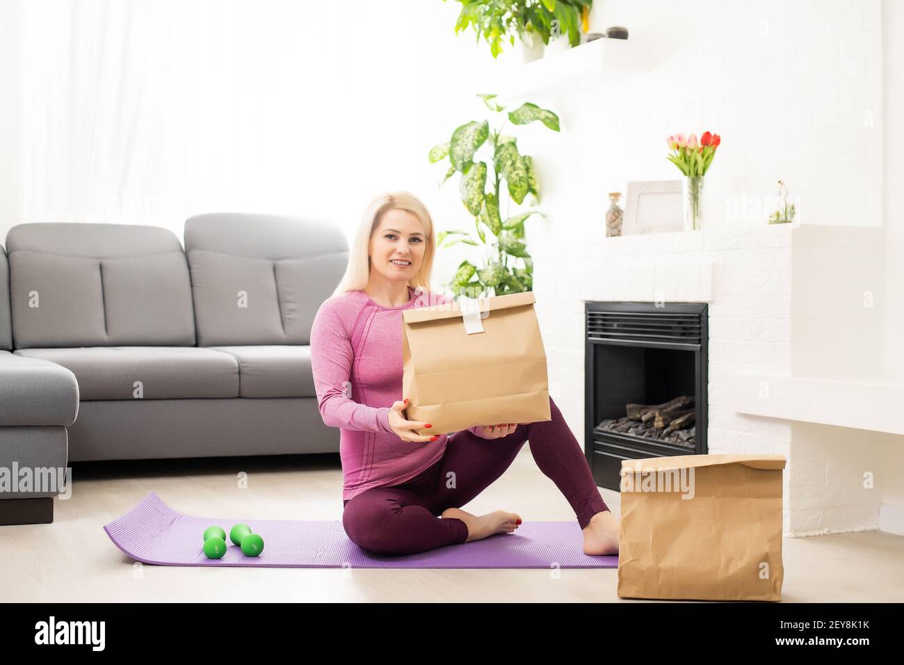 Food.woman sano accanto a pacchetti di consegna con cibo sano Foto Stock