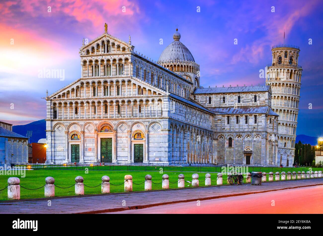 Pisa, Italia. Crepuscolo di un'ora blu con il Duomo e la famosa Torre Pendente in Toscana. Foto Stock