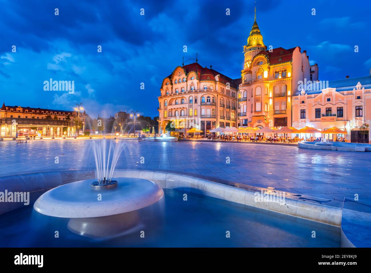 Oradea, Crisana. Union Square (Piata Unirii) Transilvania occidentale in Romania crepuscolo visite turistiche. Foto Stock