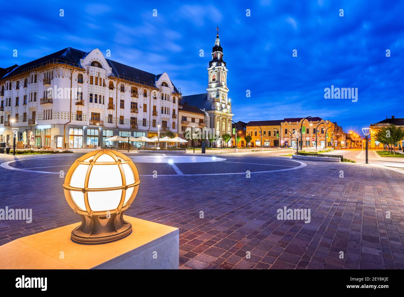 Oradea, Romania. Scena notturna di Piazza dell'Unione (Piata Unirii). Transilvania Occidentale, Crisana visite turistiche Foto Stock