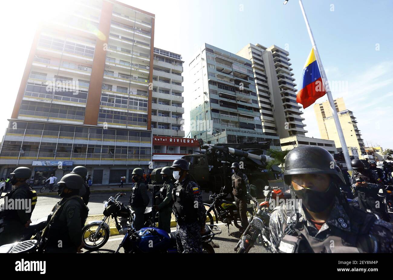 PUERTO LA CRUZ, Anzoategui, Venezuela. 5 marzo 2021. 05 marzo 2021. Esercitazioni militari si sono svolte in occasione dell'ottavo anniversario della morte di Hugo Chavez, con la partecipazione di forze militari e l'inclusione della popolazione civile; Che ha marciato dalla zona turistica di Paseo la Cruz e il mare alle strutture petrolifere PDVSA, al molo Guaraguao, nella città di Puerto la Cruz, stato Anzoategui. Foto: Juan Carlos Hernandez. Credit: Juan Carlos Hernandez/ZUMA Wire/Alamy Live News Foto Stock