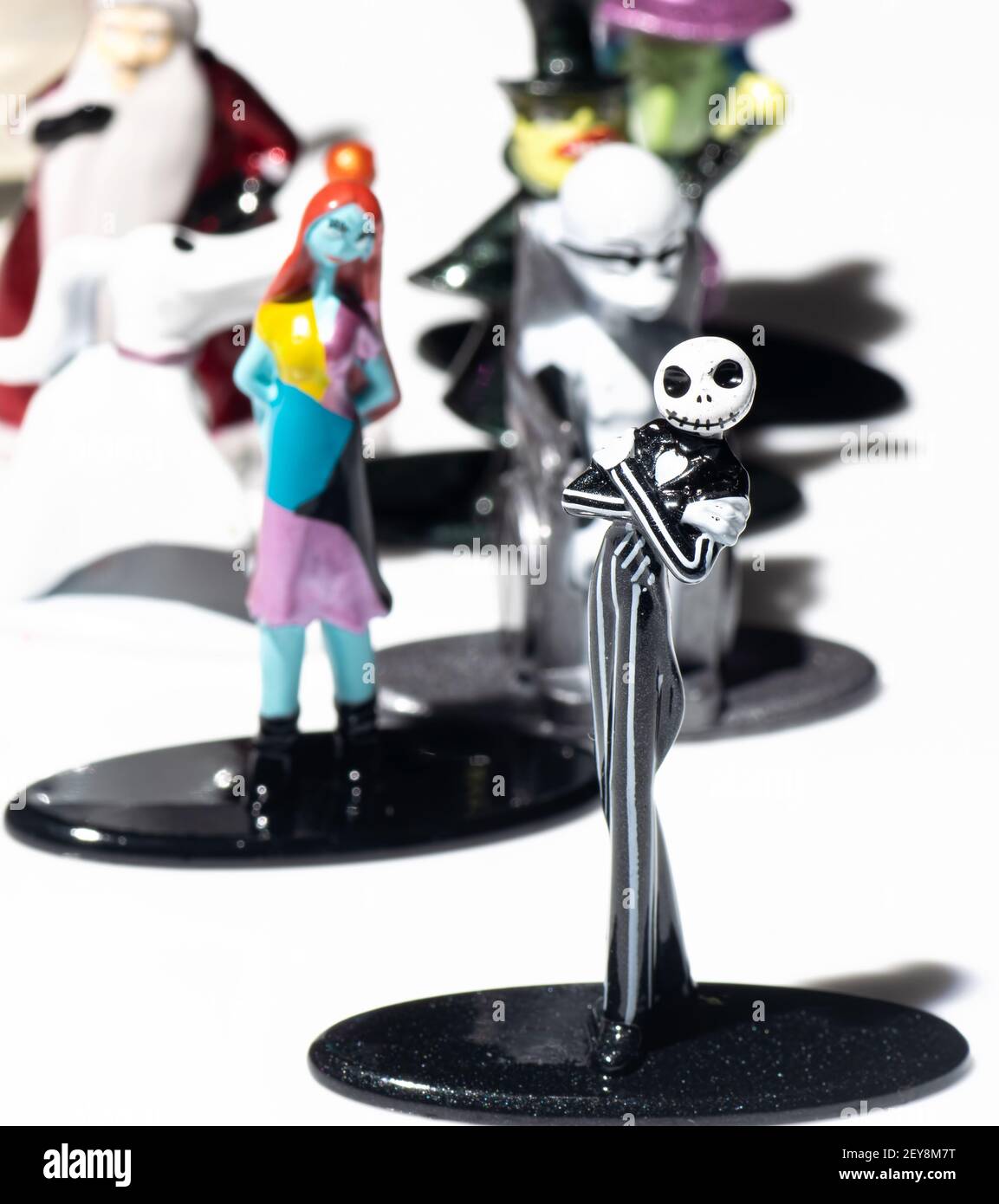 LONDRA, UK - 26 gennaio 2021 : figurine metalliche che rappresentano i personaggi del film di Tim Burton Nightmare prima di Natale. Foto Stock