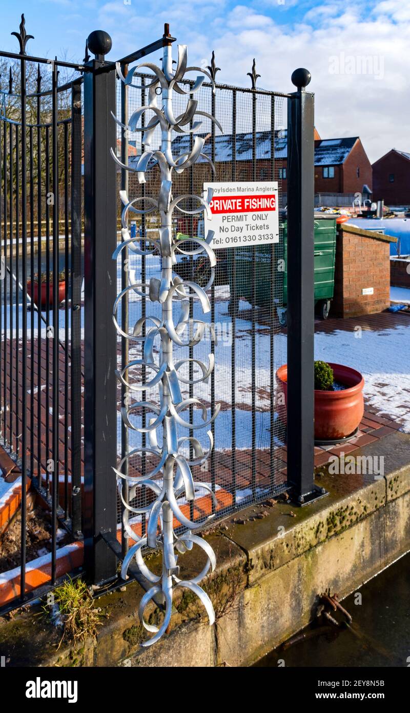 Barriera di sicurezza a punta rotante alle porte d'ingresso di Droylsden Marina, sul canale Ashton, Droylsden, Tameside, Manchester, Regno Unito Foto Stock