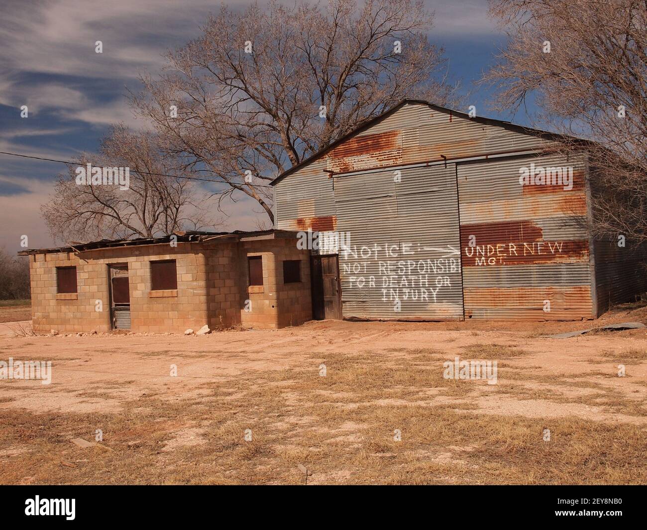 Lorraine, Texas, una città del Texas occidentale quasi deserta di 573 abitanti si trova vicino all'Interstate 20 ed era una volta una fiorente città lungo una ferrovia. Foto Stock