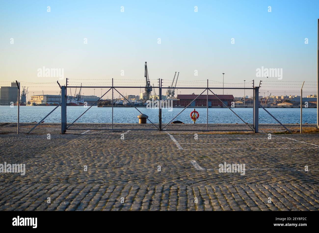 Salonicco, Grecia - 16 gennaio 2016: Le porte del mare sono chiuse Foto Stock