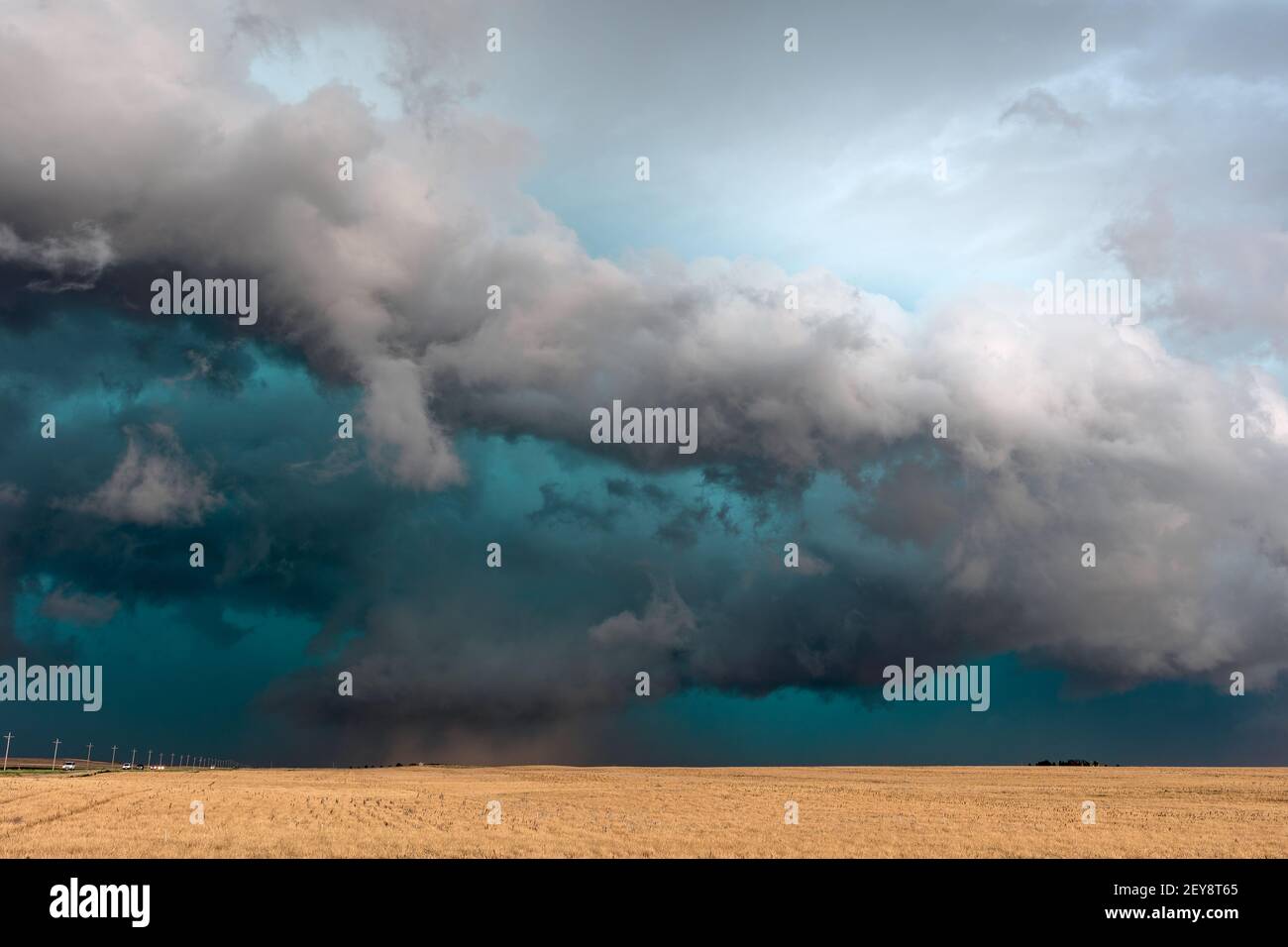 Nuvole di tempesta ominosa che rotolano su un campo nelle grandi pianure mentre una tempesta di superscelle si avvicina a Cimarron, Kansas, USA Foto Stock
