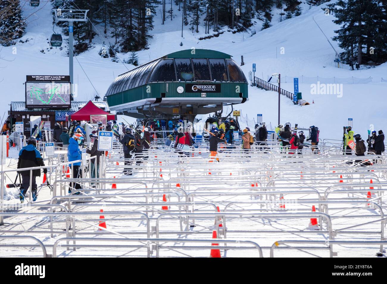 WHISTLER, BC, CANADA - 18 FEBBRAIO 2021: Grande linea di skilift su di sciatori a causa delle restrizioni Covid 19 a Whistler Mountain, BC. Foto Stock