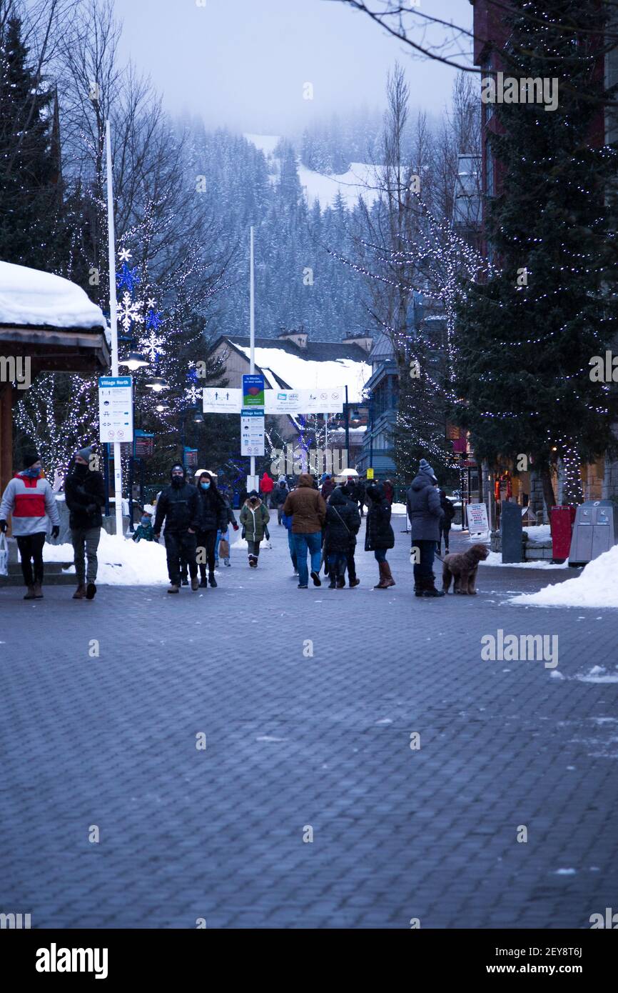 WHISTLER, BC, CANADA - 28 FEBBRAIO 2021: Villaggio di Whistler con la gente durante la pandemia di Covid 19. Foto Stock