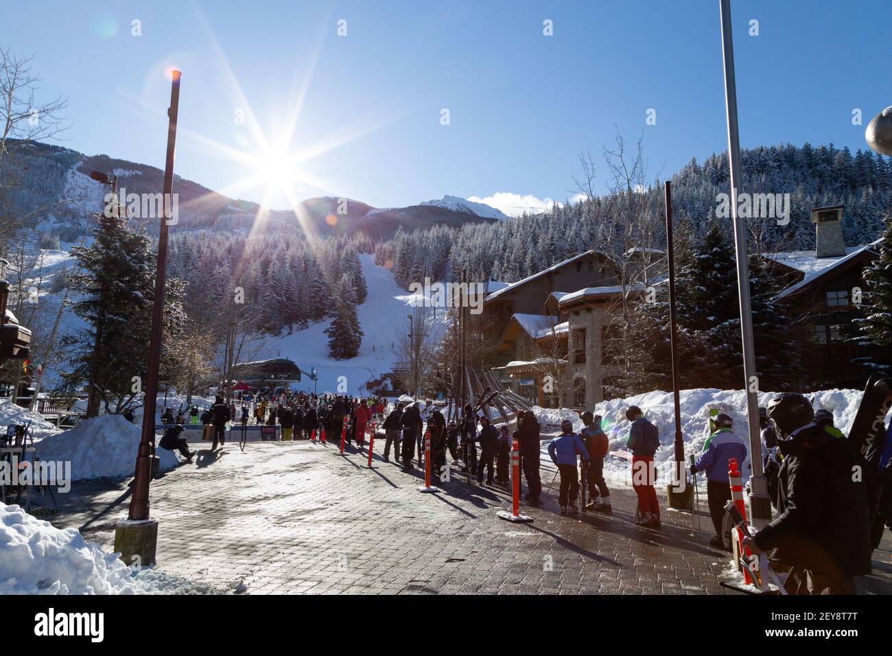 WHISTLER, BC, CANADA - 18 FEBBRAIO 2021: Grande linea di skilift su di sciatori a causa delle restrizioni Covid 19 a Whistler Mountain, BC. Foto Stock