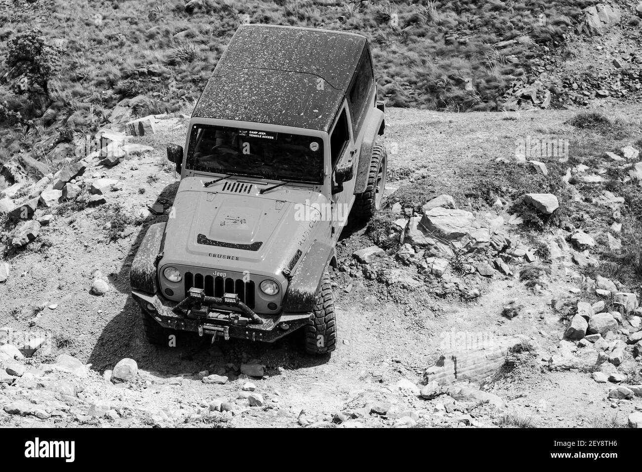 HARRI, SUDAFRICA - 06 gennaio 2021: Harrismith, Sudafrica - 03 ottobre 2015: Jeep 4x4 su una strada sterrata nel Drakensberg Foto Stock