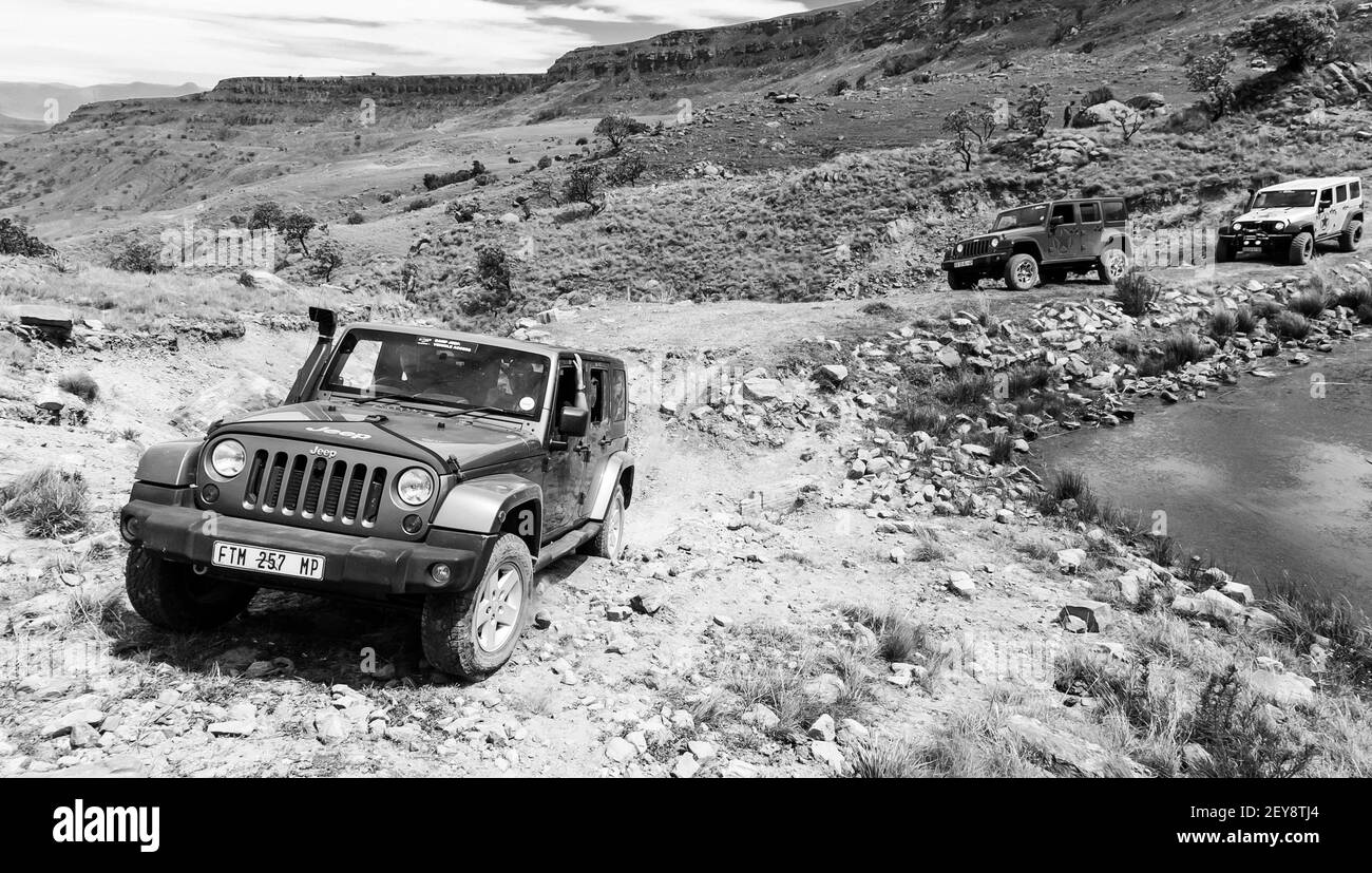 HARRI, SUD AFRICA - 06 gennaio 2021: Harrismith, Sud Africa - 02 2015 ottobre: Addestramento del driver del percorso di montagna 4x4 al Camp Jeep nel Drakensberg Foto Stock