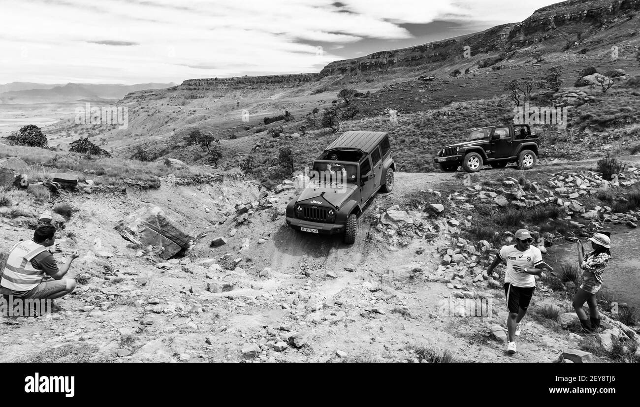 HARRI, SUD AFRICA - 06 gennaio 2021: Harrismith, Sud Africa - 02 2015 ottobre: Addestramento del driver del percorso di montagna 4x4 al Camp Jeep nel Drakensberg Foto Stock