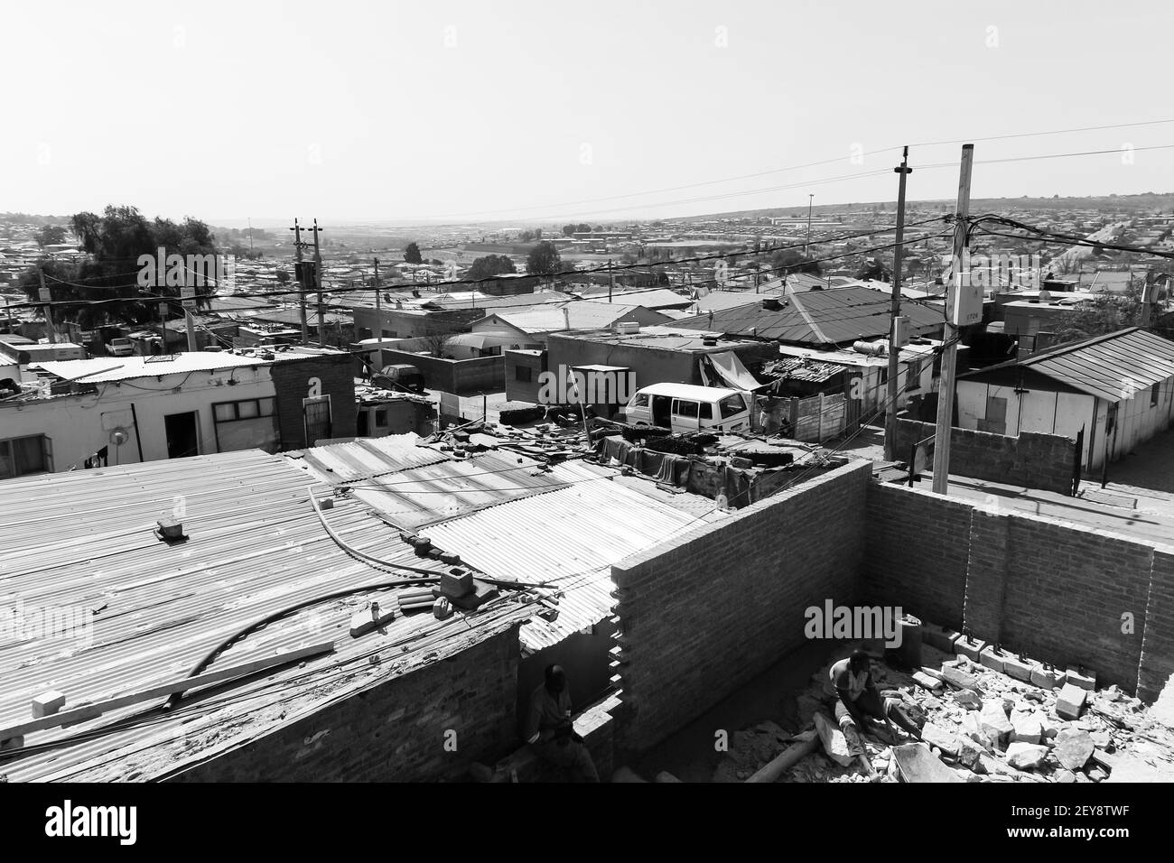 JOHANNESBURG, SUD AFRICA - 05 gennaio 2021: Johannesburg, Sud Africa - 29 2013 agosto: Vista sul tetto ad alto angolo delle case a basso reddito nella città di Alexandra Foto Stock