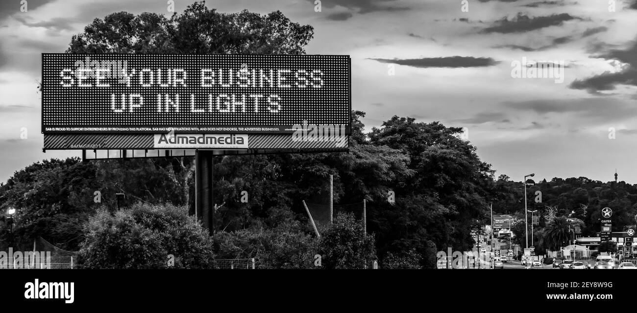 JOHANNESBURG, SUDAFRICA - 05 gennaio 2021: Johannesburg, Sudafrica - 14 novembre 2017: Grande tabellone a LED che mostra un messaggio per busin Foto Stock