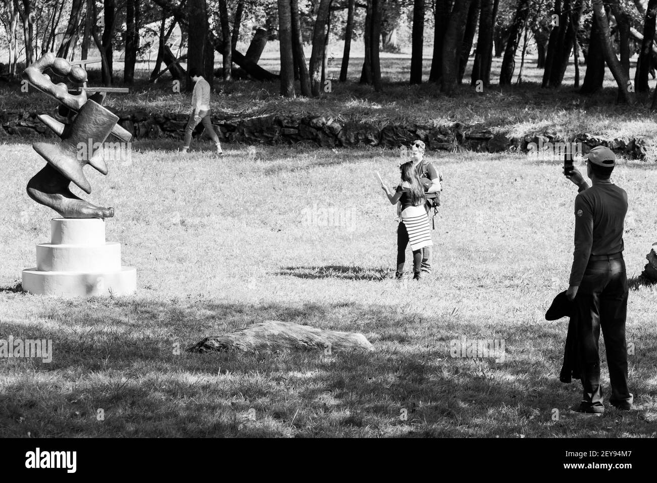 JOHANNESBURG, SUD AFRICA - 05 gennaio 2021: Johannesburg, Sud Africa - 12 2018 maggio: Persone che ammirano un pezzo d'arte al Nirox Sculpture Park Foto Stock