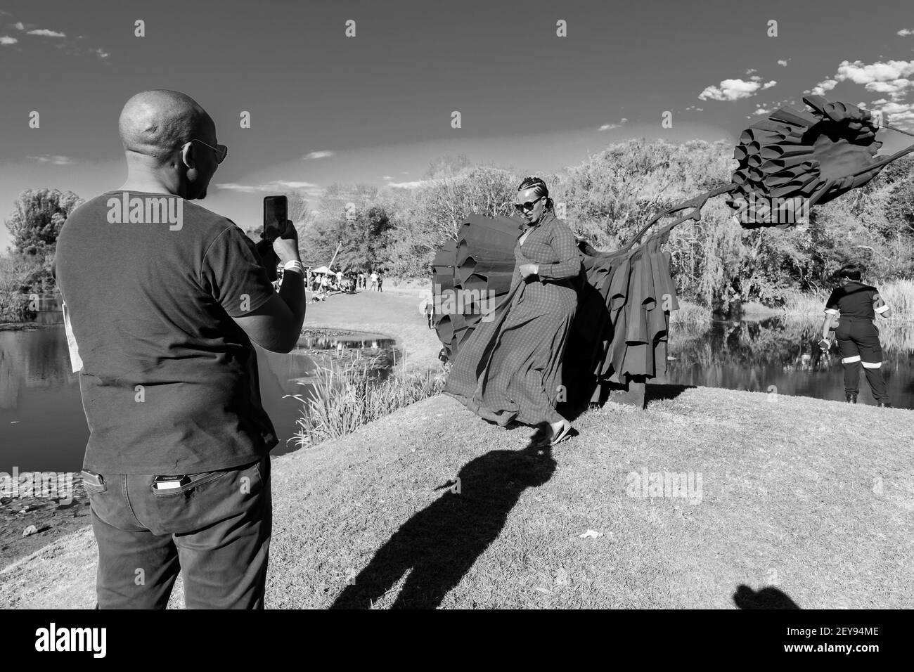 JOHANNESBURG, SUD AFRICA - 05 gennaio 2021: Johannesburg, Sud Africa - 12 2018 maggio: Persone che ammirano un pezzo d'arte al Nirox Sculpture Park Foto Stock