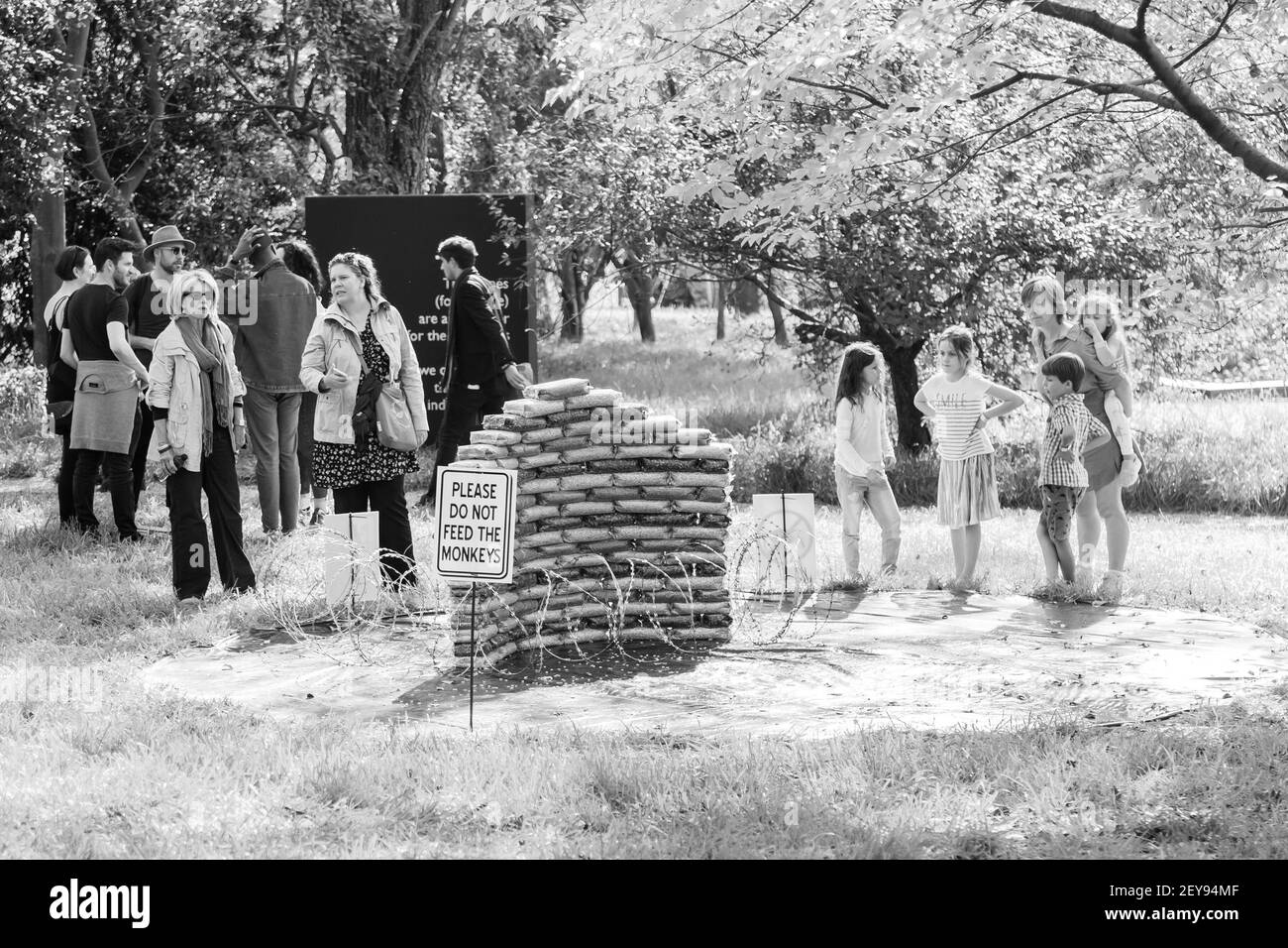 JOHANNESBURG, SUD AFRICA - 05 gennaio 2021: Johannesburg, Sud Africa - 12 2018 maggio: Persone che ammirano un pezzo d'arte al Nirox Sculpture Park Foto Stock