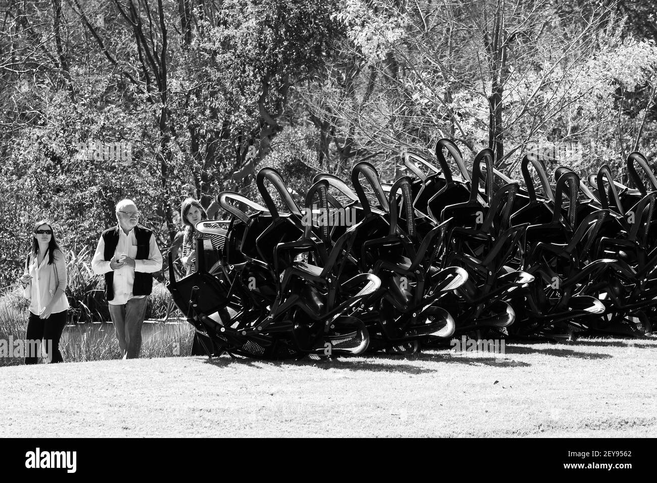 JOHANNESBURG, SUD AFRICA - 05 gennaio 2021: Johannesburg, Sud Africa - 10 2014 maggio: Persone che ammirano un pezzo d'arte al Nirox Sculpture Park Foto Stock