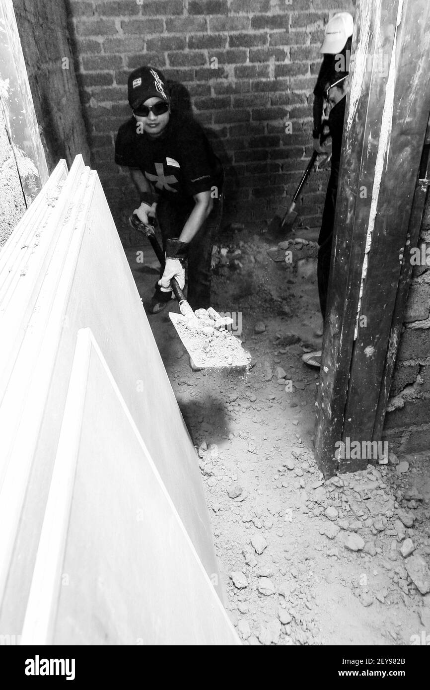 JOHANNESBURG, SUD AFRICA - 06 gennaio 2021: Soweto, Sud Africa - 05 settembre 2009: Programma comunitario diversificato che aiuta a costruire un piccolo affo Foto Stock