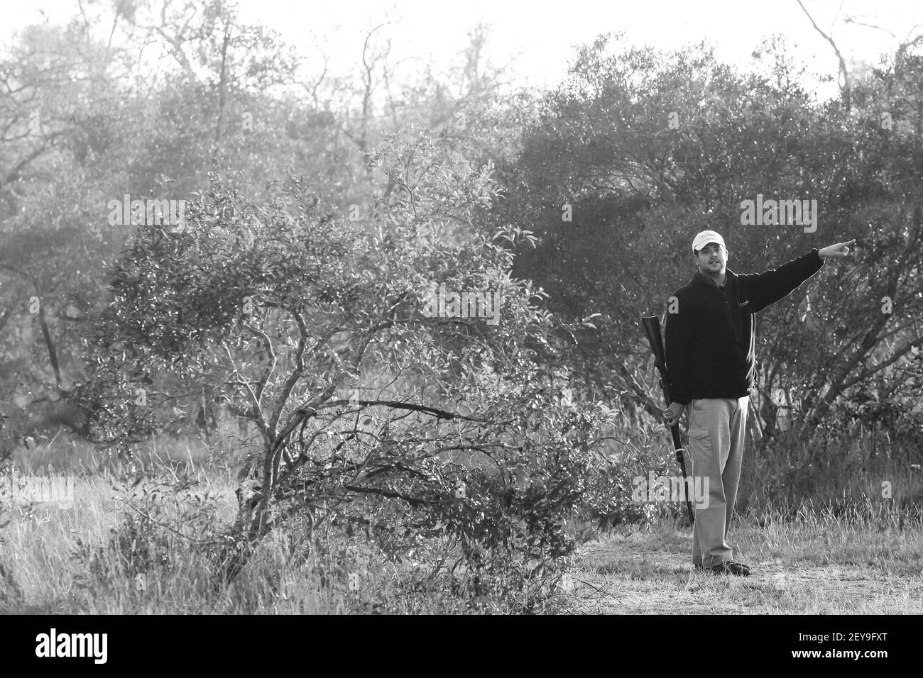 SABI SAB, SUDAFRICA - 05 gennaio 2021: Sabi Sabi, Sudafrica - 4 luglio 2012: Safari Guide che segue gli animali in una riserva naturale Foto Stock