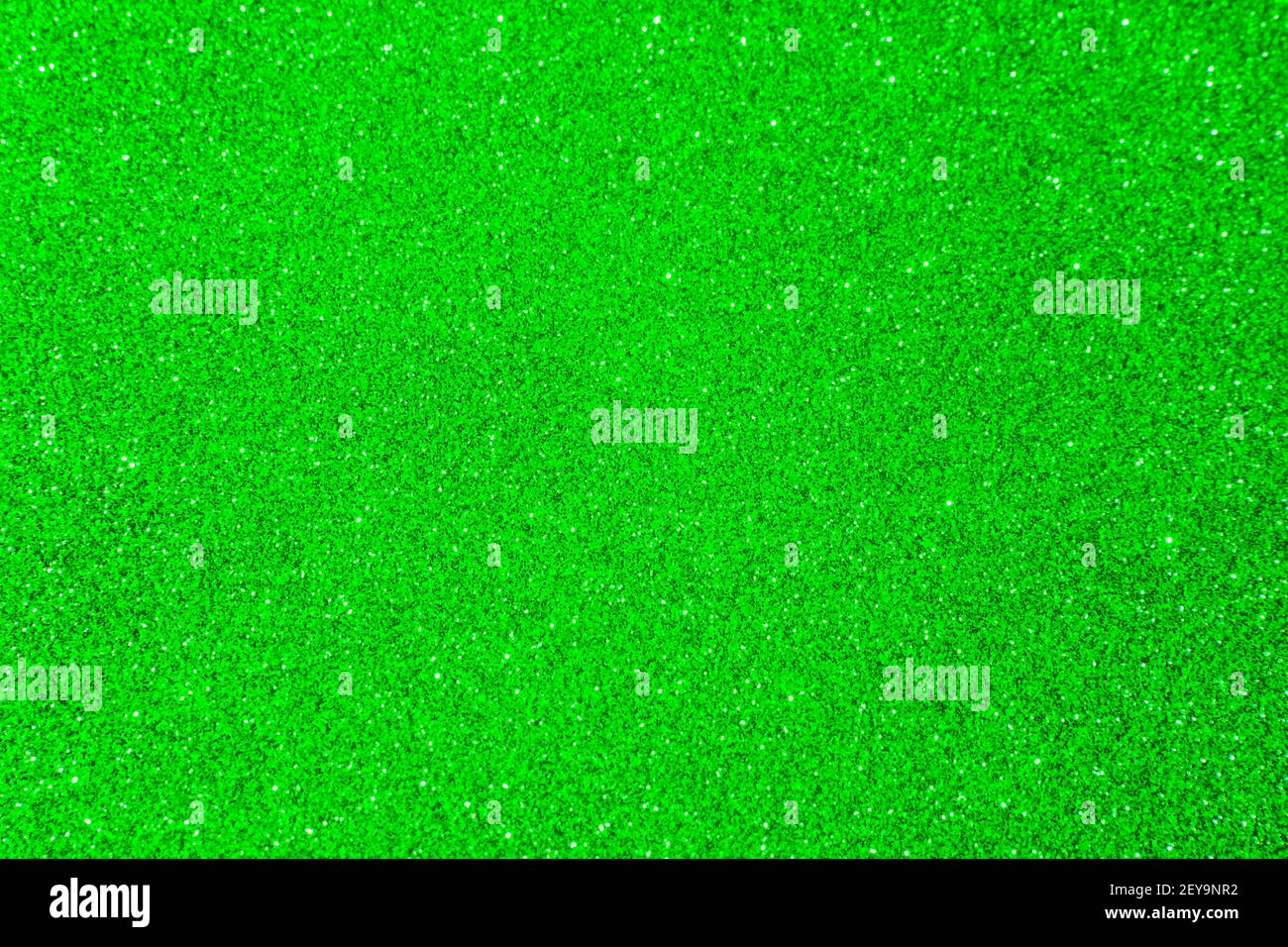 Astratto sfondo bokeh verde smeraldo glitter. Sfondo festivo per il giorno di San Patrizio, il volantino Irlandese Saint Paddys, la primavera, la vacanza o l'evento Foto Stock