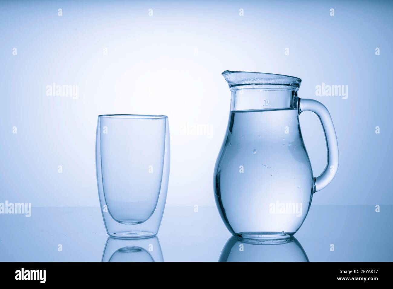 Caraffa e bicchiere d'acqua Foto stock - Alamy