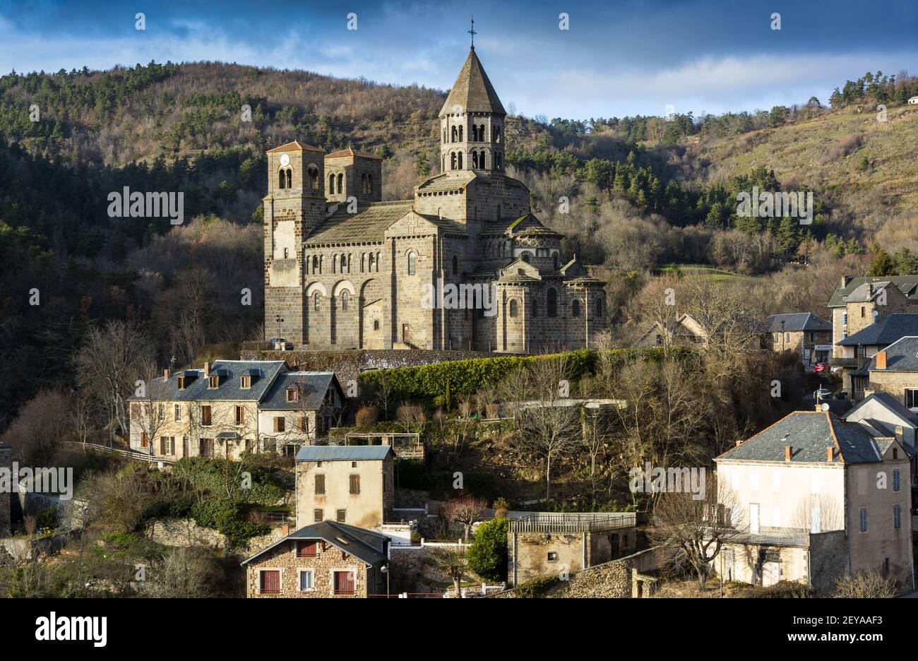 La chiesa romanica di Saint Nectaire, dipartimento Puy de Dome, Auvergne-Rodano-Alpi, Francia Foto Stock
