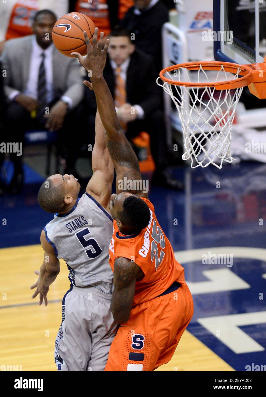 Syracuse forward Rakeem Christmas (25) blocca un colpo di Georgetown guardia Markel Starks (5) nella prima metà al Verizon Center a Washington, D.C., Sabato, 9 marzo 2013. (Foto di Chuck Myers/MCT/Sipa USA) Foto Stock