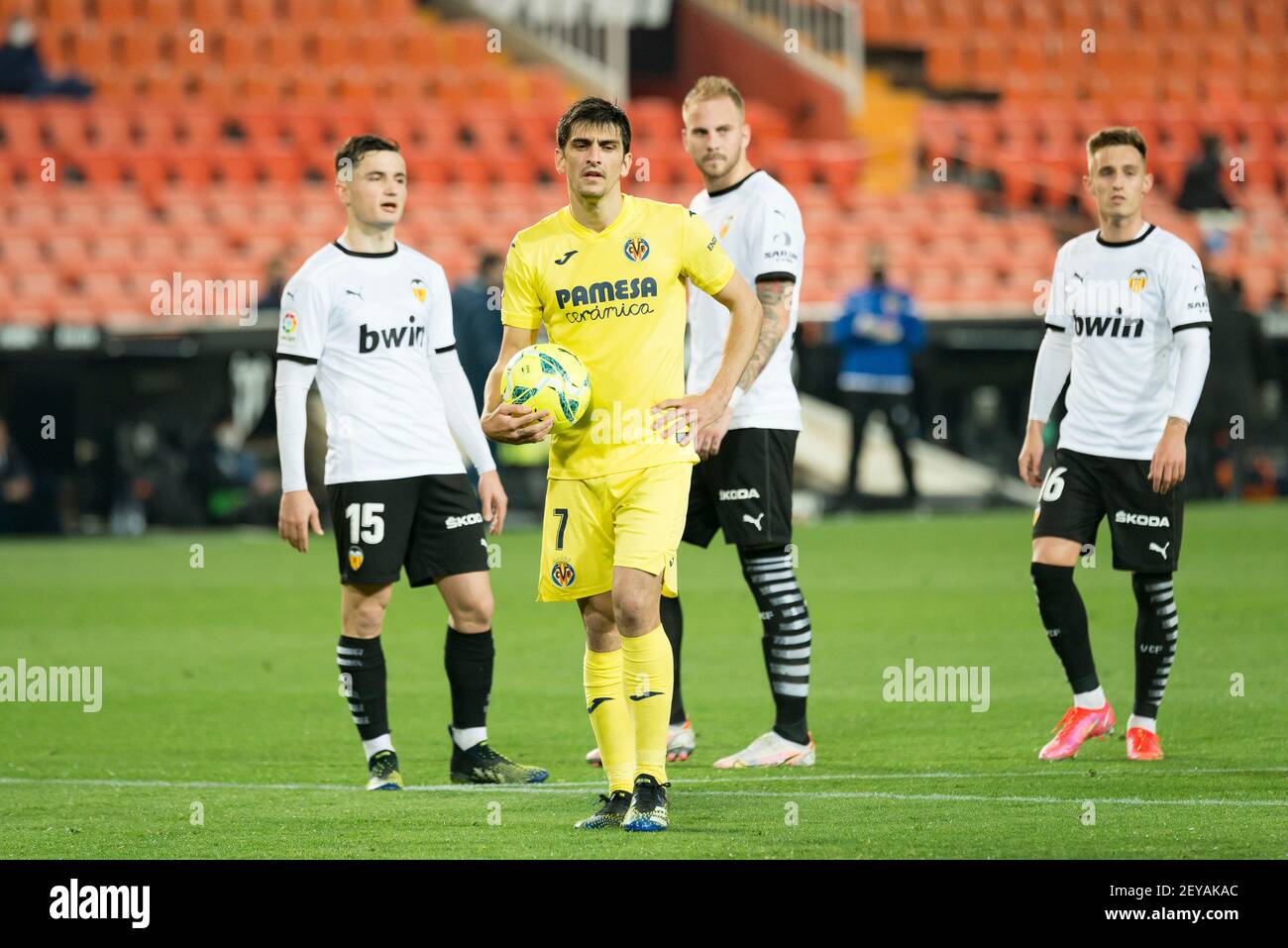 Valencia, Spagna. 05 marzo 2021. Hugo Guillamon, Uros Racic, Alex Blanco di Valencia CF e Gerard Moreno di Villarreal CF in azione durante la partita di calcio spagnola la Liga tra Valencia CF e Villarreal CF all'Estadio Mestalla.Punteggio finale; Valencia CF 2:1 Villarreal. Credit: SOPA Images Limited/Alamy Live News Foto Stock