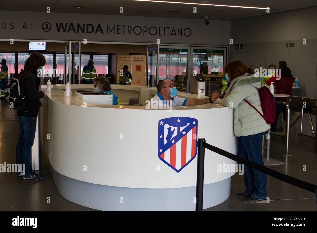 Madrid, Spagna. 4 Marzo 2021. I medici lavorano allo stadio Wanda Metropolitano dell'Atletico Madrid a Madrid, 4 marzo 2021. Credit: Edward F. Peters/Xinhua/Alamy Live News Foto Stock