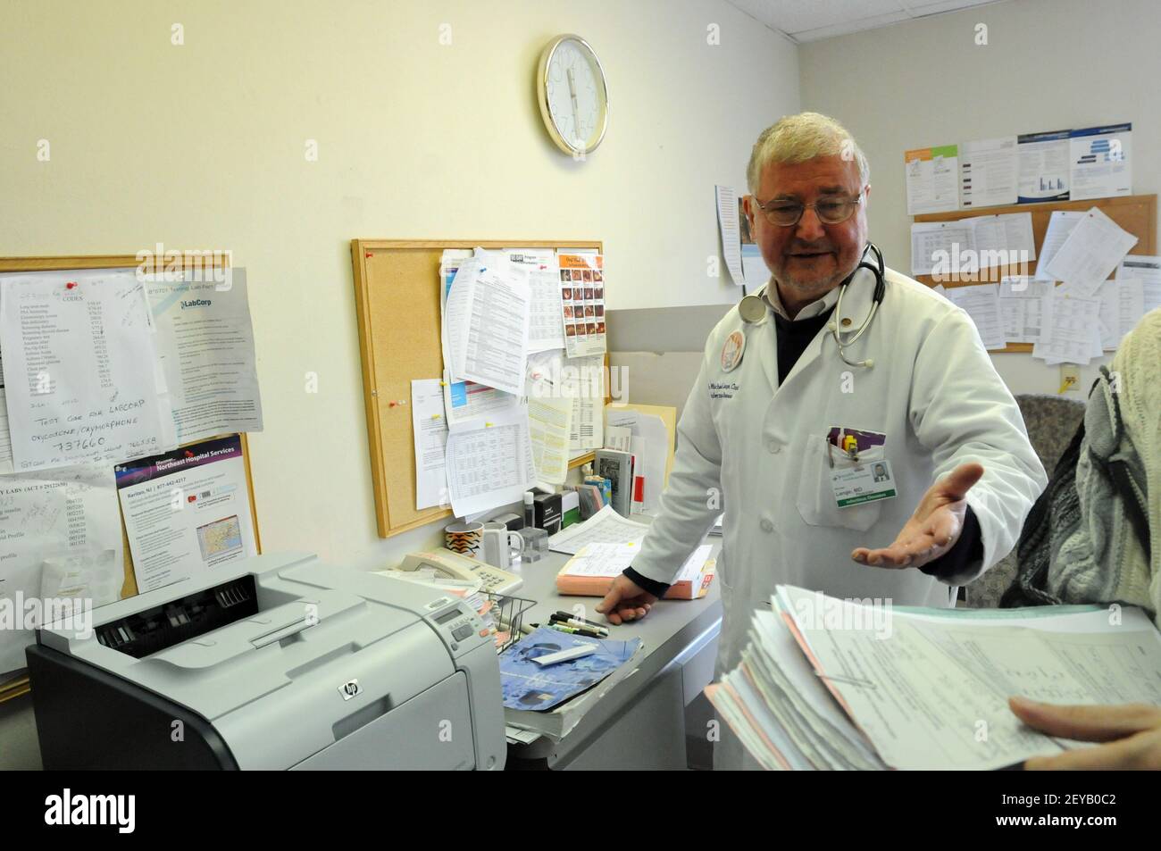 Il Dott. Michael Lange, uno specialiist nella medicina delle malattie infettive, tratta i pazienti di HIV-AIDS al centro medico regionale di St. Joseph in Paterson, New Jersey. (Elizabeth Lara/The Record/MCT) Foto Stock