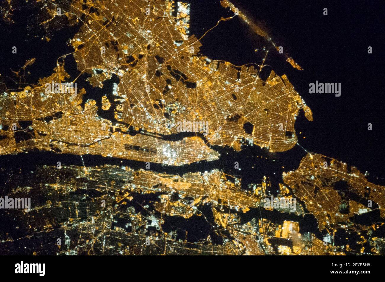 Uno dei 35 membri dell'equipaggio della Expedition a bordo della Earth-Orbiting International Space Station ha esposto questa immagine notturna di 400 millimetri della Greater New York City Metropolitan Area il 23 marzo 2103. A scopo di orientamento, si noti che Manhattan scorre orizzontalmente attraverso il fotogramma da sinistra al punto medio. Central Park è un po' a sinistra del telaio centrale. Photo Credit: NASA/Sipa USA Foto Stock