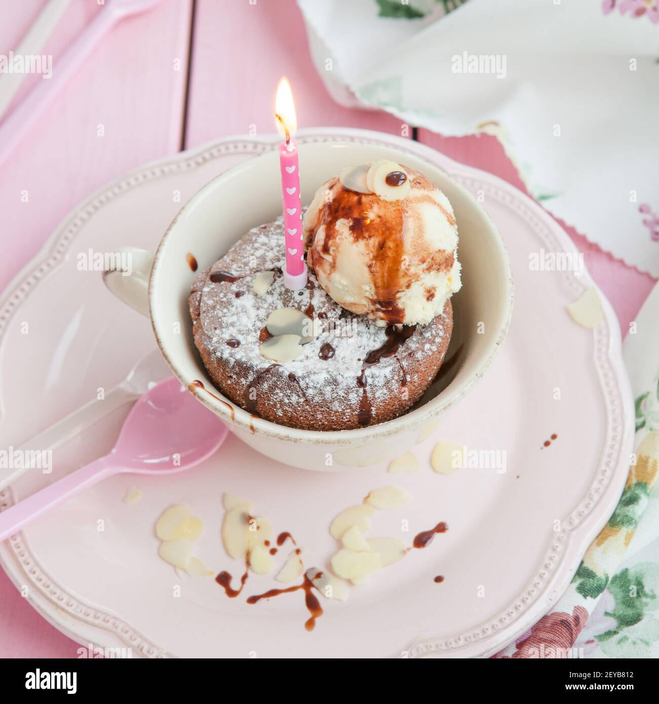 Tazza di torta con gelato Foto Stock