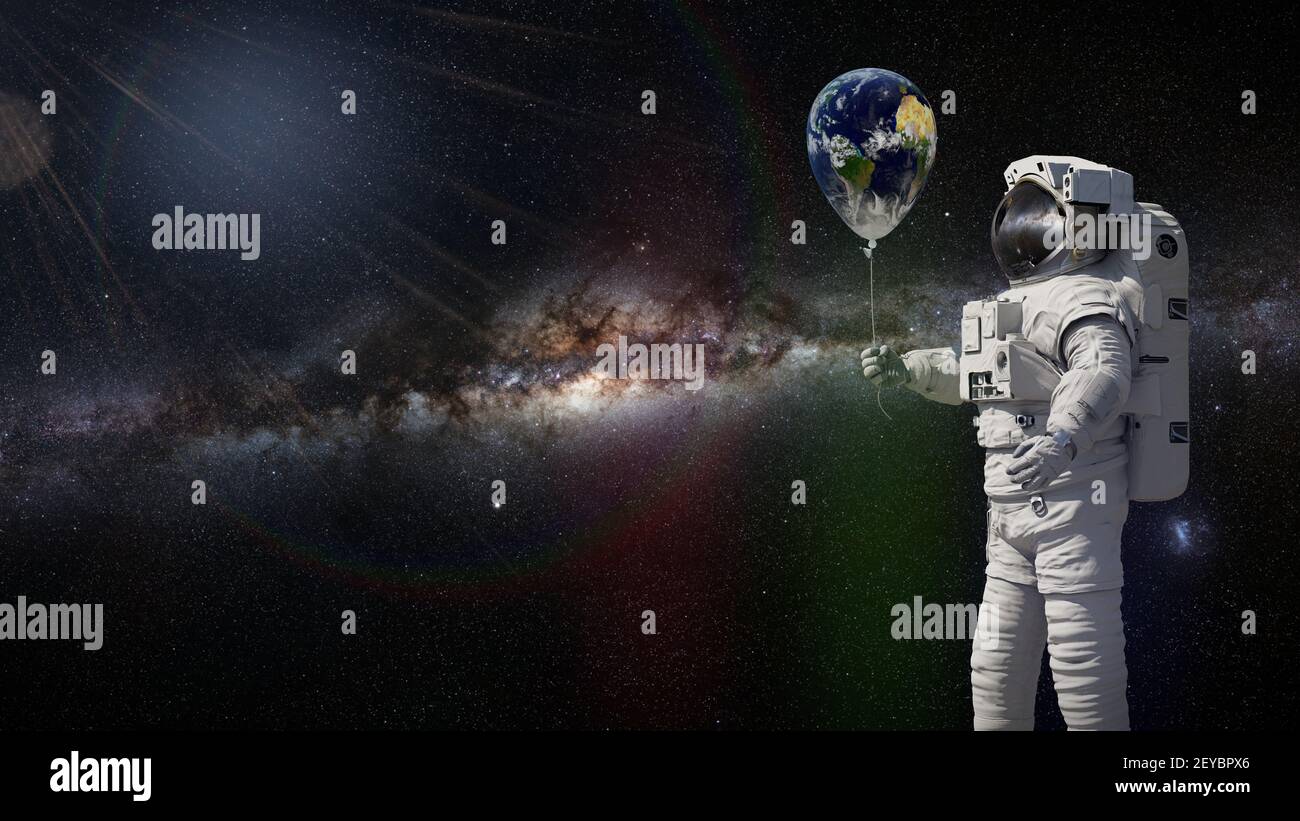 Astronauta con palloncino pianeta Terra Foto Stock